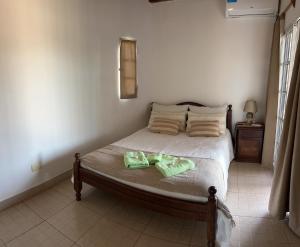 um quarto com uma cama com duas toalhas verdes em Departamento de La Nonna em Posadas