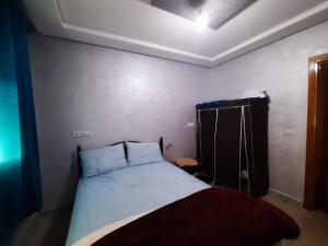 En eller flere senger på et rom på Chambre calme et relaxante à centre ville Agadir