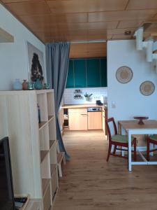 a kitchen with a table and a dining room at Klein, aber fein in Sophienhof