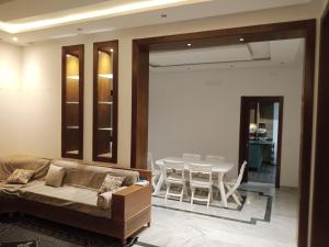 een woonkamer met een bank en een tafel bij Dar Nejib Apparts S1 S2 S3 et villa S4 in Nabeul