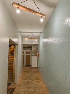 un pasillo con una pared con un patrón de olas. en Outpost Hostel - Coron en Corón
