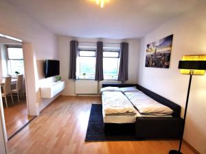 ein Schlafzimmer mit einem Bett und ein Wohnzimmer in der Unterkunft Zentral und ruhig in Chemnitz in Chemnitz