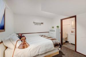 1 dormitorio con cama y espejo en Banff Three Bedroom Basement Suite en Banff