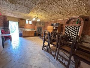 Habitación grande con cocina y pared de ladrillo. en Casa Rural Las Eras II, 