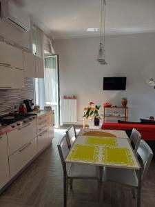 eine Küche mit einem Tisch und Stühlen im Zimmer in der Unterkunft Costa del Sole in Salerno