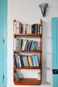 ein Bücherregal voller Bücher an einer Wand in der Unterkunft Lindas Convent Garden Home 4 in Chania