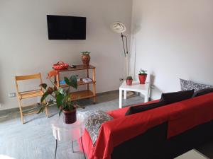 ein Wohnzimmer mit einem Sofa und einem TV in der Unterkunft Costa del Sole in Salerno
