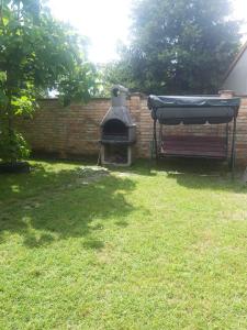 Vonkajšia záhrada v ubytovaní Apartment in Balatonszemes 38456