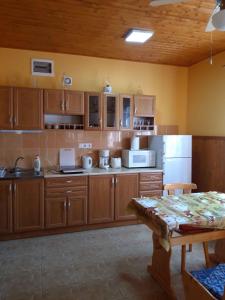 Kuchyňa alebo kuchynka v ubytovaní Apartment in Balatonszemes 38456
