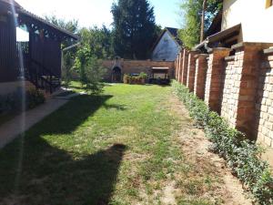 Vonkajšia záhrada v ubytovaní Apartment in Balatonszemes 38456