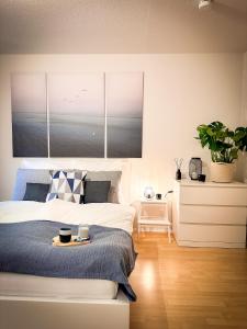 ein Schlafzimmer mit einem Bett und einem Tablett darauf in der Unterkunft Schönes Apartment mit Terrasse in Würzburg
