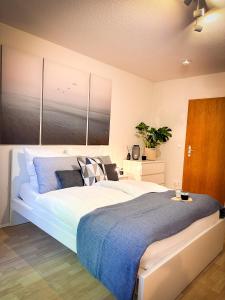 ein Schlafzimmer mit einem großen Bett in einem Zimmer in der Unterkunft Schönes Apartment mit Terrasse in Würzburg