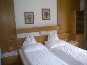 two beds sitting next to each other in a bedroom at Haus Waidmannsheil in Mayrhofen