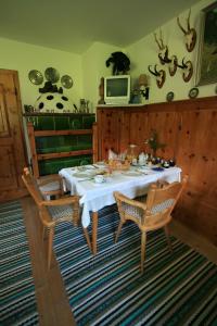 una sala da pranzo con tavolo e sedie bianchi di Haus Waidmannsheil a Mayrhofen