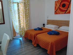 duas camas num quarto com toalhas azuis em B&B Ciccio em Taranto