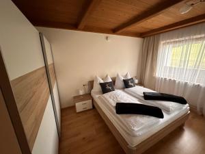 sypialnia z 2 łóżkami i oknem w obiekcie Apartments Katarina w mieście Fieberbrunn