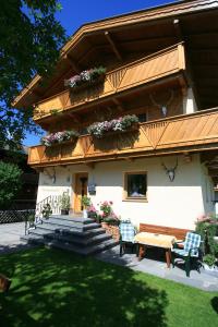 een huis met een tafel en stoelen in de tuin bij Haus Waidmannsheil in Mayrhofen