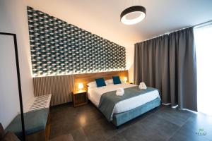 Postel nebo postele na pokoji v ubytování New River Hotel