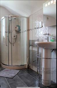 y baño con ducha y lavamanos. en Bluebell lake house, en Enniskillen