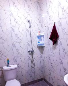 La salle de bains est pourvue d'une douche et de toilettes. dans l'établissement la casa bella 5 minutes de la plage, à Essaouira