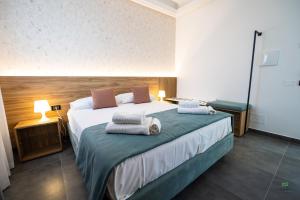 Postel nebo postele na pokoji v ubytování New River Hotel