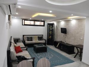 sala de estar con sofá y piano en Dar Nejib Apparts S1 S2 S3 et villa S4 en Nabeul