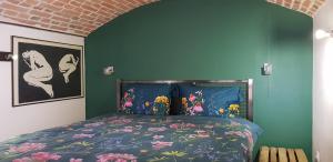 um quarto com uma cama com colcha floral em Studio Mały Rynek em Żyrardów
