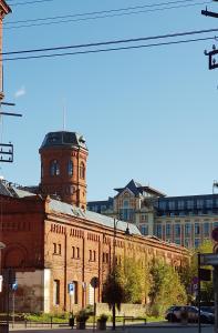 um grande edifício de tijolos com uma torre de relógio em Studio Mały Rynek em Żyrardów