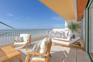 Un balcón con sillas y vistas al océano. en Vue sur mer La Baule Moana en La Baule