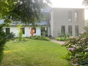 a house with a lawn in front of a building at copper beech place in Achim