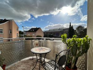 d'une terrasse avec une table et des chaises sur un balcon. dans l'établissement Gästezimmer Limburg City, à Limburg an der Lahn