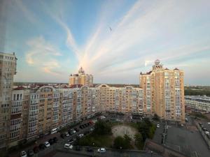 キーウにあるLuxury apartment near the Dnieper embankmentの建物のある大型アパートメント複合施設の景色を望めます。