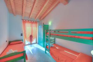 Zimmer mit 2 Etagenbetten und einem Fenster in der Unterkunft Agriturismo L'Uliveto in Gargnano