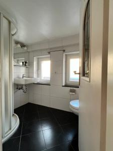 a bathroom with a sink and a toilet at Gästezimmer Limburg City in Limburg an der Lahn
