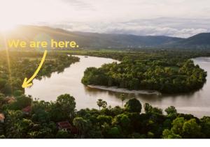 una vista de un río con las palabras que estamos aquí en Devi Kampot Resort at Phum Kampot, en Kampot