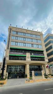 un gran edificio con muchas ventanas en Rival Hotel Amman, en Amán