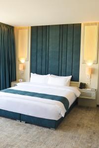Postel nebo postele na pokoji v ubytování Rival Hotel Amman
