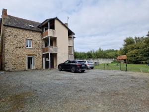 Servon-sur-Vilaine的住宿－Logement Servon-sur-Vilaine，停在大楼前的汽车