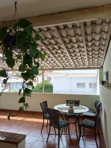 a patio with a table and chairs in a room at Casa no Centro de São Lourenço in São Lourenço