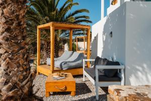 卡斯特拉基索的住宿－Naxos Aethereal View，木制凉亭配有椅子和桌子