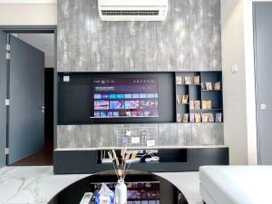 salon z telewizorem z płaskim ekranem na ścianie w obiekcie 8 Kia Peng Residence Kuala Lumpur, Pavillion by Scape Stay w Kuala Lumpur