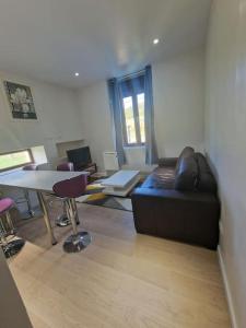 a living room with a couch and a table at L'Owen -10mn Genève-6 Pers-Cosy-Parking privé in Contamine-sur-Arve