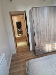 a bedroom with a bed and a door to a hallway at L'Owen -10mn Genève-6 Pers-Cosy-Parking privé in Contamine-sur-Arve