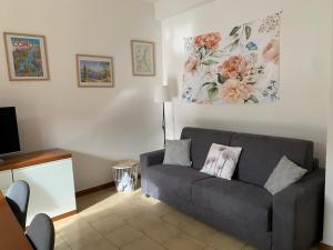 - un salon avec un canapé et un tableau mural dans l'établissement IULI LAKE HOME Tra lago e montagna, à Olginate