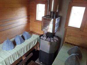 - une chambre avec une cuisinière et 2 lits dans une cabine dans l'établissement Viesu māja"Ordziņas", à Pāvilosta