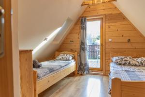 Posteľ alebo postele v izbe v ubytovaní Apartamenty i pokoje gościnne Wajdówka