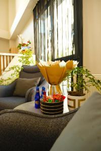 uma sala de estar com sofás com plantas e uma tigela em Lenora Airport Hotel em Arnavutköy