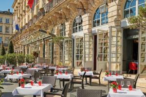 a row of tables and chairs in front of a building at DOMAINE DU GOLF LACANAU Maison 3 ch, piscine 500 m², Golf, proche océan in Lacanau