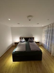 una camera da letto con un grande letto con due comodini di Apartment Baicu Zell am See a Zell am See