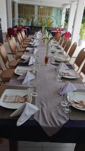 uma mesa longa com pratos e copos de vinho em Gaga Addara Hotel em Matara